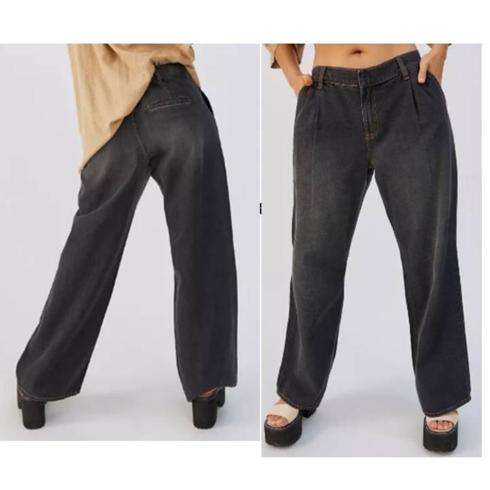 BDG Low-Rise Black Wide Leg Cotton Jean - size 28 - fits very big! Like 30?